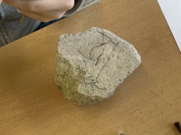 Pravěké rytiny - kresby na kameny při hodině dějepisu